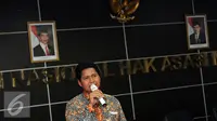 Ketua Komnas HAM, Imdadun Rahmat memberi sambutan pembuka peluncuran buku Palu dan Godam Melawan Keangkuhan di Jakarta, Rabu (29/6). Buku itu kisah di balik permohonan maaf kepada korban pelanggaran HAM 1965-1966. (Liputan6.com/Helmi Fithriansyah)