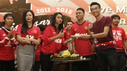 Acara nonton bersama MU melawan City itu juga bertepatan dengan hari jadi Simpatisan United yang keempat. (Bola.com/Vitalis Yogi Trisna)