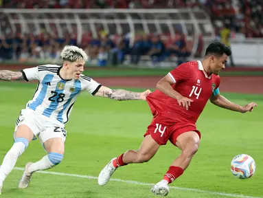 Pemain Timnas Argentina, Alejandro Garnacho (kiri), berusaha merebut bola dari pemain Timnas Indonesia, Asnawai Mangkualam dalam pertandingan FIFA Matchday 2023 yang berlangsung di Stadion Utama Gelora Bung Karno, Jakarta, Senin (19/6/2023). (Bola.com/Abdul Aziz)