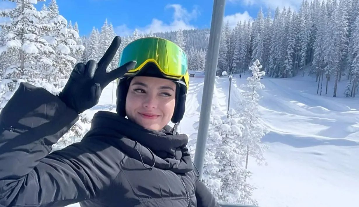 Asik menikmati pemandangan indah di Kota Ski paling mahal di Amerika Serikat, Medina Dina bagikan pengalaman serunya di media sosial Instagram. Dalam liburannya tersebut ia pun nikmati serunya ski dan main salju di Pegunungan Aspen. (Liputan6.com/IG/@medinadinaaa)