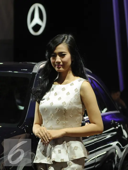 Model berpose di sisi mobil yang dipamerkan pada Indonesia Internasional Motor Show 2016 di JIEXPO, Kemayoran, Jakarta, Kamis (7/4/2016). IIMS 2016 menjadi tempat bagi APM untuk memperkenalkan produk baru mereka. (Liputan6.com/Helmi Fithriansyah)