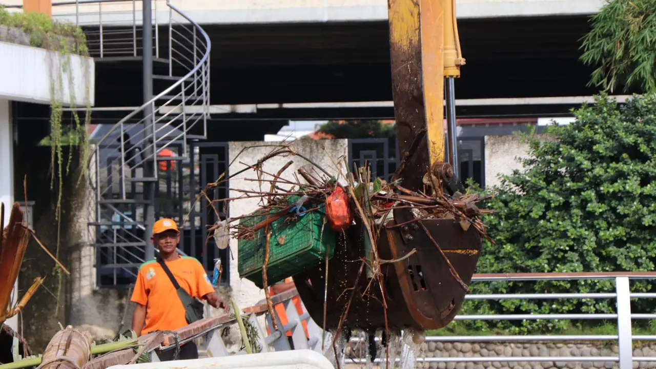 Dinas Lingkungan Hidup (DLH) DKI Jakarta menjalankan operasi pembersihan dampak dari banjir beberapa hari lalu. Salah satunya, membersihkan sumbatan sampah di sejumlah titik aliran Sungai Ciliwung dan 12 sungai lainnya yang melintasi Jakarta.