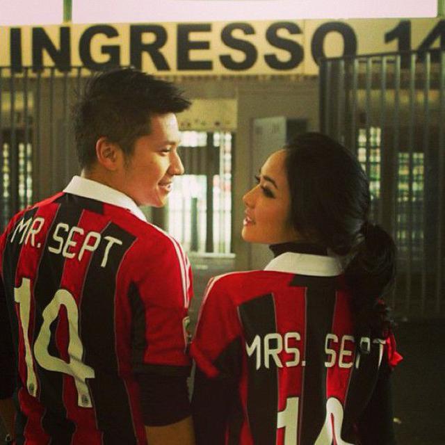 Gisel dan Gading memakai jersey Couple AC Milan
