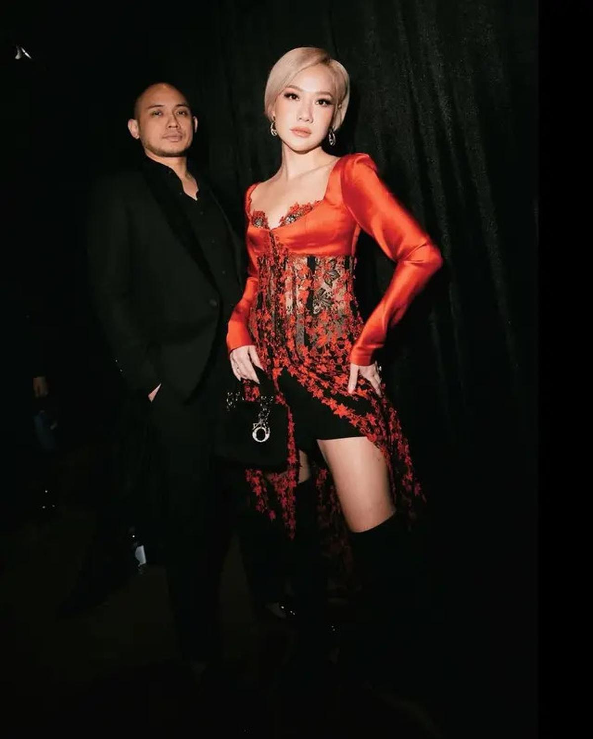 Pesona Lady in Red, BCL Tampil Menawan di Peragaan Busana Tunggal Eddy Betty Bertajuk Pendar