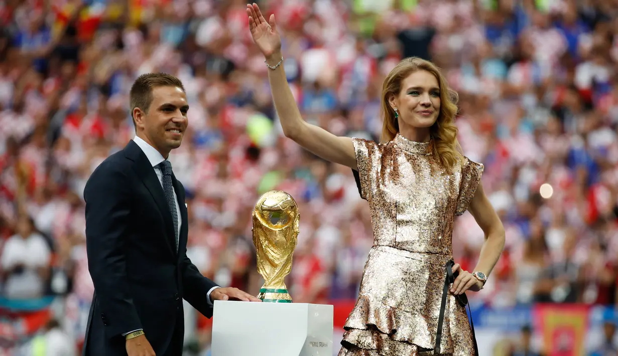 FOTO: Model Rusia dan Mantan Kapten Jerman Persembahkan Trofi Piala