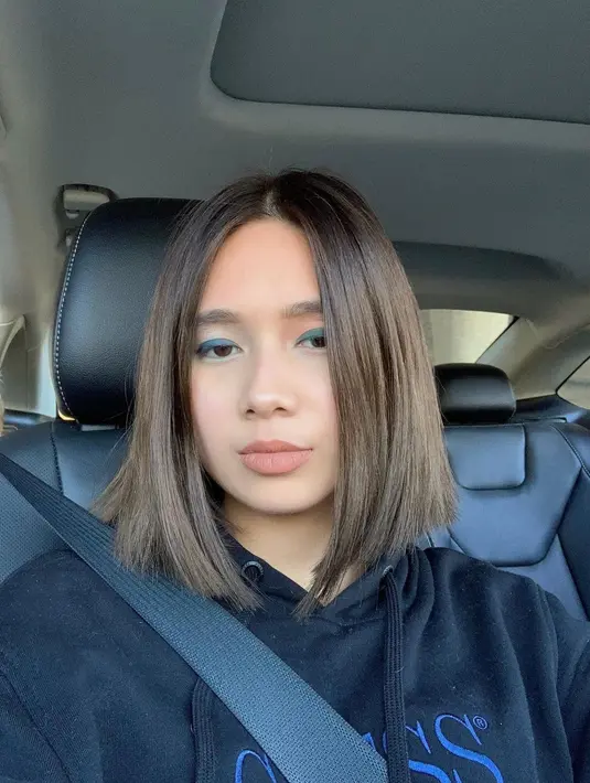 Atau potongan bob sebahu seperti tampilan Niki Zefanya dalam foto kali ini juga bisa menjadi inspirasimu. Rambutnya diwarna cokelat tua dan dibelah tengah, gaya kasual yang manis, serta simpel, bukan? Foto: Instagram.