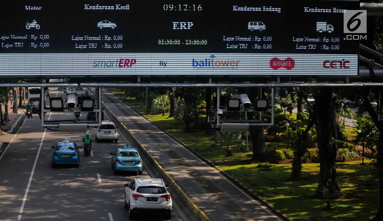 Sejumlah kendaraan melintas dibawah Electronic Road Pricing (ERP) di Jalan Merdeka Barat, Jakarta, Jumat (15/3). ERP yang hingga kini belum digunakan diyakini dapat menekan kemacetan di Ibu Kota pengganti sistem ganjil genap. (Liputan6.com/Faizal Fanani)