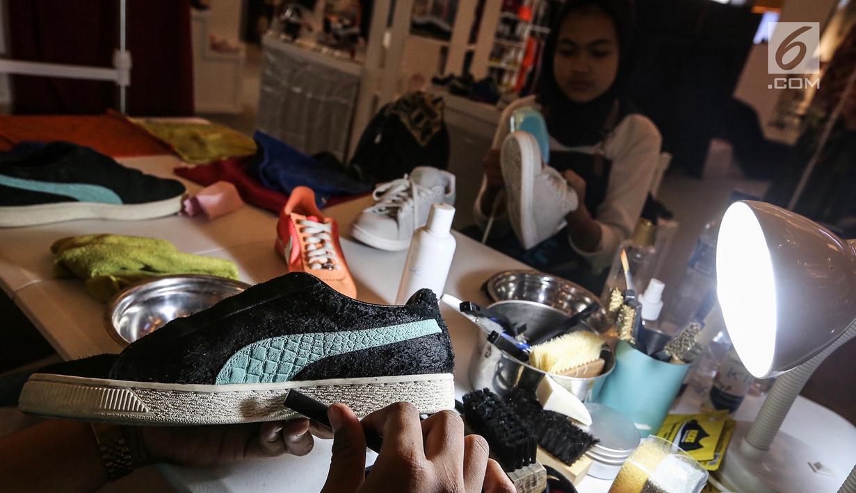 Sebuah sepatu sneaker dibersihkan pada bazar Sneakerpeak Kemang Quatro di Lippo Mall Kemang, Jakarta, Rabu (20/11). Kegiatan yang digelar keempat kalinya berlangsung hingga 25 November 2018. (Liputan6.com/Fery Pradolo)