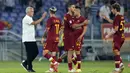 Pelatih AS Roma Jose Mourinho (kiri) memberi selamat kepada timnya usai melawan Fiorentina pada pertandingan Serie A di Stadion Olimpiade Roma, Italia, Minggu (22/8/2021). AS Roma menang dengan skor 3-1. (AP Photo/Gregorio Borgia)
