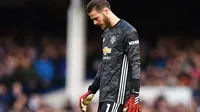 Kiper Manchester United, David de Gea, melakukan blunder saat timnya bermain 1-1 kontra Everton pada laga pekan ke-28 Premier League di Goodison Park, Minggu (1/3/2020). (AFP/Paul Ellis)