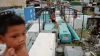 Anak-anak bermain di kuburan bergaya apartemen yang dibangun di North Cemetery, Manila, Filipina, (16/10). Kuburan ini tidak hanya menjadi tempat pemakaman orang mati, tapi juga ditinggali oleh warga yang tidak mampu membeli rumah. (Reuters/ Damir Sagolj)
