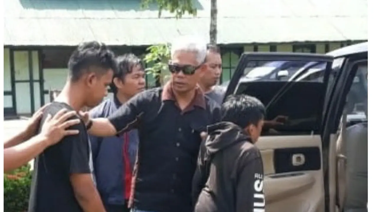 Danden Intel Kodam XIV Hasanuddin, Letkol Kavaleri Amran Wahid saat mengamankan pelaku penipuan (Fauzan/Liputan6.com)