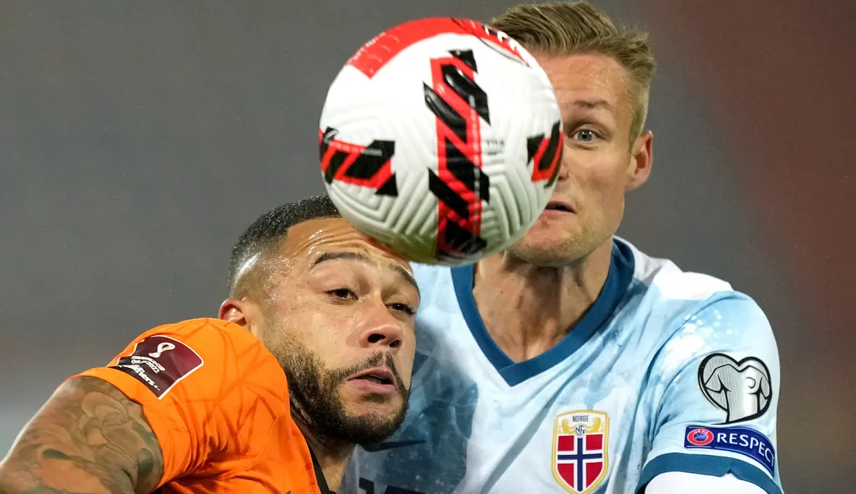 Memphis Depay. Striker berusia 27 tahun yang kini memperkuat Barcelona ini mengoleksi 12 gol dan 6 assist dari 10 laga di Kualifikasi Piala Dunia 2022 Grup G. Belanda pun dibawanya lolos ke putaran final dengan menjadi juara grup di atas Turki dengan raihan 23 poin. (AP/Peter Dejong)