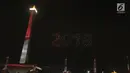 300 Drone membuat formasi bentuk angka 2018 saat acara hitung mundur Asian Games 2018 di Monas, Jakarta, Jumat (18/8). Acara ini menandai setahun Jakarta-Palembang sebelum menjadi tuan rumah Asian Games ke-18 itu. (Liputan6.com/Herman Zakharia)