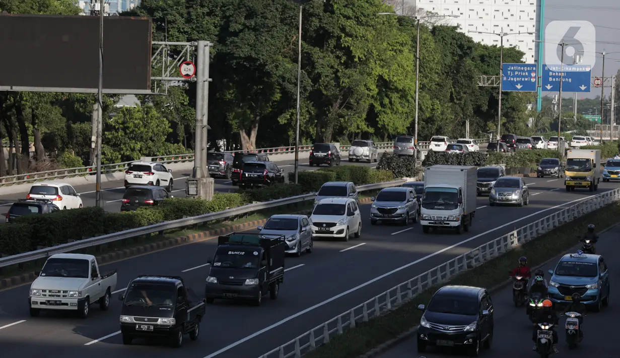 Kendaraan melintas di ruas Tol Dalam Kota, Jakarta, Kamis (30/1/2020). Terhitung mulai 1 Februari 2020, pemerintah akan menaikkan tarif Tol Dalam Kota untuk ruas Cawang-Tomang-Pluit dan Cawang-Tanjung Priok-Ancol Timur-Jembatan Tiga/Pluit. (Liputan6.com/Herman Zakharia)