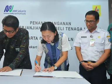 GM Distribusi Jakarta Raya PLN Syamsul Huda dan Direktur Konstruksi MRT Silvia Halim menandatangani kerjasama, Jakarta, Rabu (21/12). Penandatangan tersebut merupakan Perjanjian jual beli tenaga listrik PT MRT dan PT PLN. (Liputan6.com/Angga Yuniar)