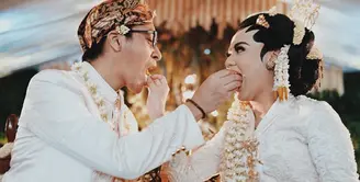 Mytha Lestari dan Barry Maheswara akhirnya resmi menjadi pasangan suami-istri  pada Minggu (5/11/2017). Bertempt di Golf Estate Bogor Raya, Jawa Barat, Barry mengikrarkan janji sucinya menikahi Mytha. (Instagram/mythalestari)
