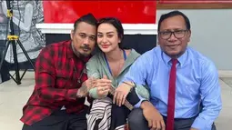Jerinx SID telah dinyatakan bebas bersyarat. Nora Alexandra, begitu bahagia menyambut sang suami yang keluar dari penjara. (Foto: Instagram/@gendovara)