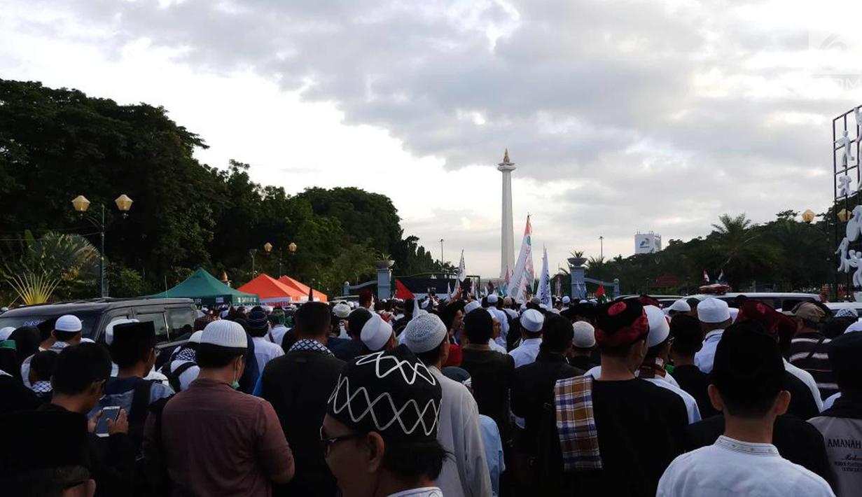 Ribuan peserta menghadiri Aksi Bela Palestina di kawasan silang Monas, Jakarta, Minggu (17/12). Aksi ini dilakukan untuk menentang keras pengakuan sepihak Presiden AS Donald Trump atas Yerusalem sebagai ibu kota Israel. (Liputan6.com)