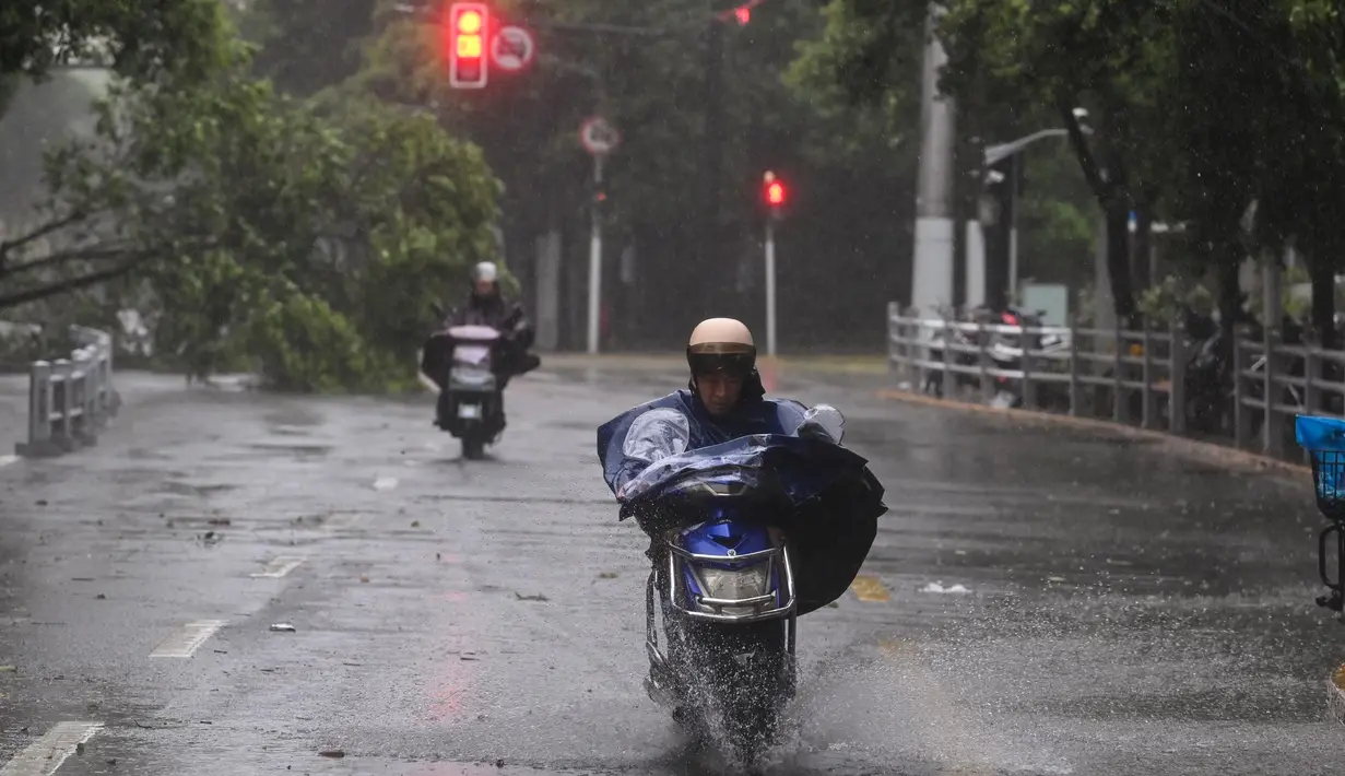 Guna menghindari korban, pihak otoritas lalu lintas kota Shanghai memberlakukan batasan kecepatan 40 km per jam bagi mobil dan kendaraan lain di jalan raya. (Hector RETAMAL/AFP)