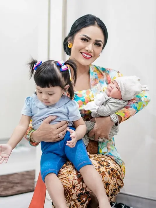 <p>"Alhamdulillah lengkap 2 cucu saya ,ayu-ayu,sehat-sehat dan lucu lucu. Ameena Hana Nur Atta &amp;Azura Humaira Nur Atta," tulis krisdayantilemos. [Instagram/krisdayantilemos]</p>