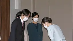 Putri Mako dari Jepang membungkuk di depan orang tuanya Putra Mahkota Akishino, Putri Mahkota Kiko dan saudaranya Putri Kako, sebelum meninggalkan rumahnya di Istana Akasaka, Tokyo, Selasa (26/10/2021). Putri Mako Putri Mako resmi menikahi teman kuliahnya, Kei Komuro (Koki Sengoku/Kyodo News via AP)