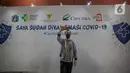 Seorang pelaku UMKM berselfie usai melakukan vaksin COVID-19 kepada pelaku UMKM di Jakarta, Kamis (1/4/2021). Vaksin diberikan kepada 1.500 pelaku UMKM dan target kanvaksinasi bagi pelaku UMKM di DKI Jakarta mencapai 250.000. (Liputan6.com/Faizal Fanani)
