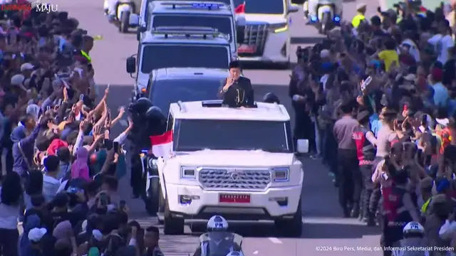 Presiden ketujuh RI Joko Widodo atau Jokowi menyapa masyarakat dari mobil yang ditumpanginya ke Bandara Halim Perdanakusuma, Jakarta, Minggu (20/10/2024)