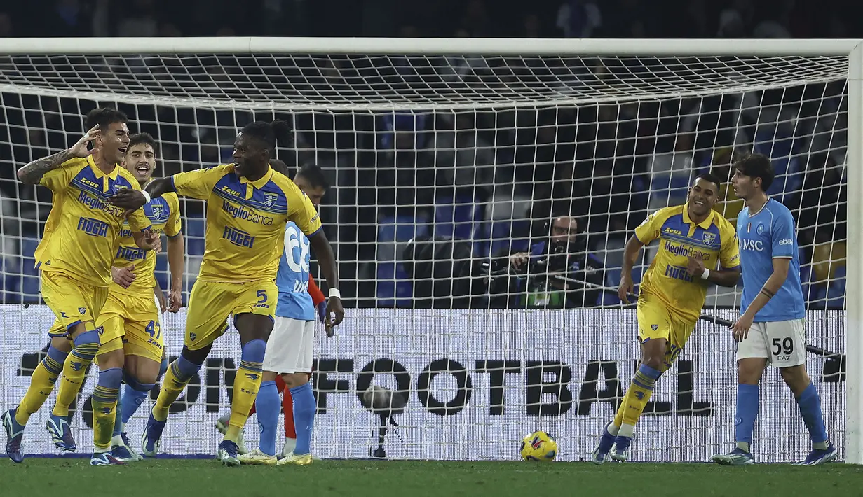 Selebrasi gelandang Frosinone, Enzo Barrenechea (kiri) setelah mencetak gol pertama timnya ke gawang Napoli pada laga babak 16 besar Coppa Italia 2023/2024 di Diego Armando Maradona Stadium, Naples, Rabu (20/12/2023) dini hari WIB. (LaPresse via AP Photo/Alessandro Garofalo)