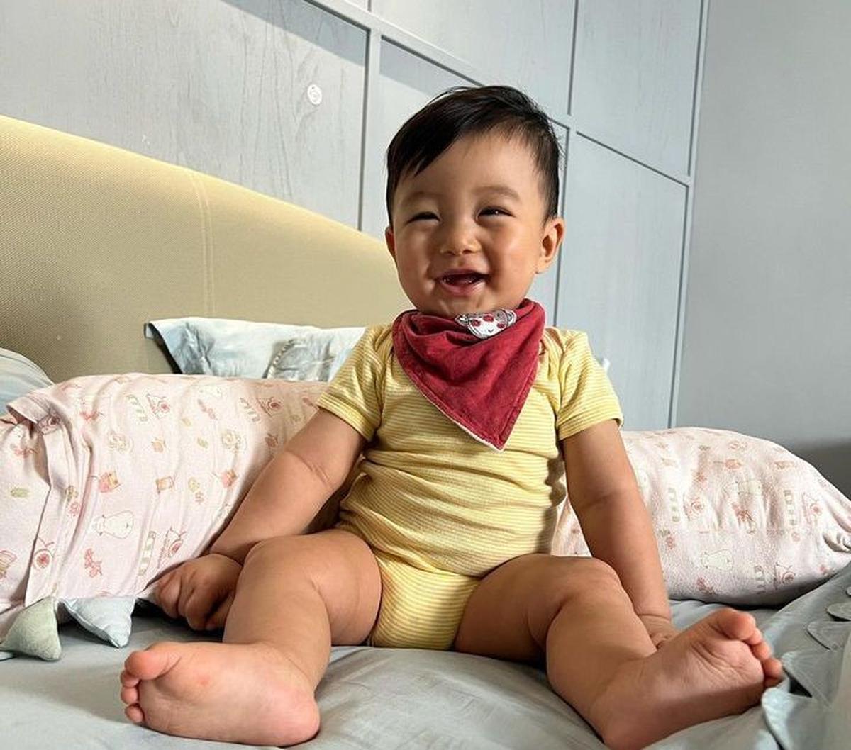 Baby Timo sudah bisa menunjukan berbagai macam ekspresi. Tampak Baby Timo yang sedang tersenyum ke arah kamera. Ekspresinya gemesin banget.