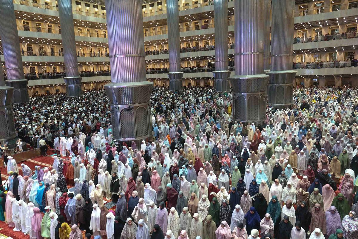 FOTO: Ribuan Jemaah Padati Masjid Istiqlal pada Tarawih Perdana Ramadan 1447 H