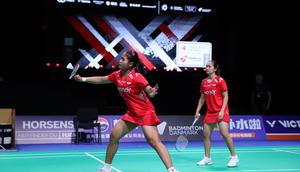 Ganda putri Indonesia Rachel Allessya Rose/Febi Setianingrum beradaptasi dengan lapangan Forum Horsens di kota Horsens, Denmark, tempat dimainkannya Piala Thomas dan Uber 2026, Rabu (22/4). (foto: PBSI)