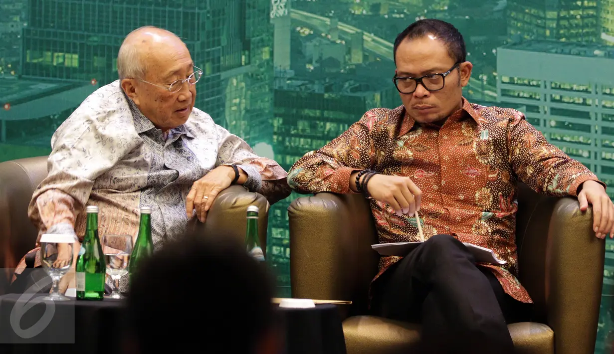 Staf Ahli Wakil Presiden RI, Sofjan Wanandi berbincang dengan Menaker Hanif Dhakiri saat diskusi PKB, Jakarta, Senin (23/1). Diskusi bertema "Om Toleran Om" membahas SARA, Radikalisme dan Prospek Ekonomi Indonesia 2017. (Liputan6.com/Johan Tallo)