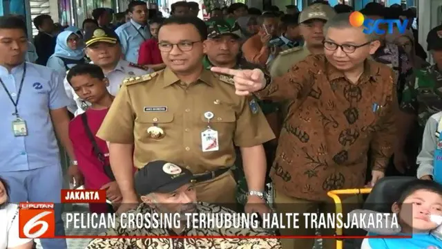 Dalam peresmian ini, Anies Baswedan bersama Dirut Transjakarta Budi Kaliwono mendorong dan menyebrangi warga penyandang disabilitas melintasi pelican crossing.