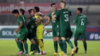 Para pemain PSS Sleman melakukan selebrasi usai mengalahkan Bali United 4-2 melalui babak adu penalti dalam laga perempatfinal Piala Menpora 2021 di Stadion Si Jalak Harupat, Bandung, Senin (12/4/2021). (Bola.com/Ikhwan Yanuar)