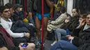 Seorang pria menaiki London Underground, atau dikenal sebagai Tube di peron saat mengikuti acara tahunan "No Trousers Tube Ride" di London, Minggu (8/1/2023). No Trousers Tube Ride kembali ke London, pertama kalinya acara tersebut berlangsung sejak Januari 2020. (AP Photo/Kin Cheung)