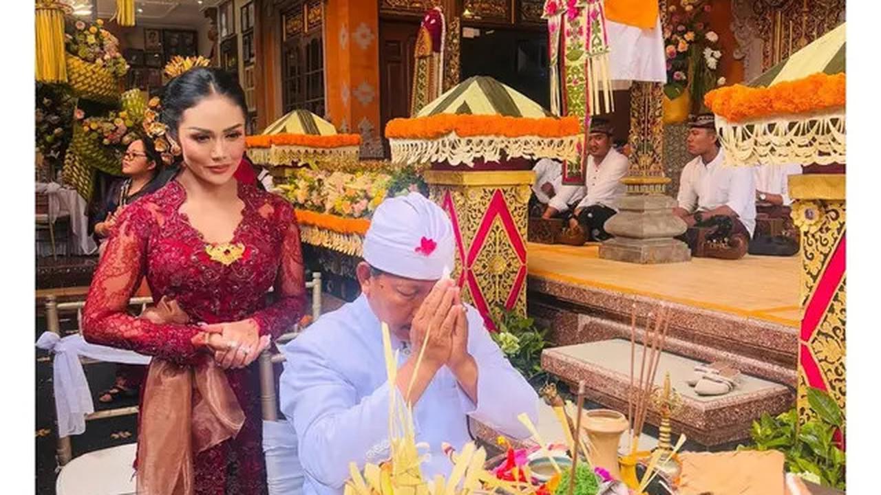 7 Pesona Krisdayanti Kenakan Kebaya Bali Brokat Merah di Nikahan Kakak Sarah Menzel