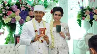 Hengky Kurniawan dan Sonya Fatmala menunjukan buku nikah seusai prosesi akad nikah di sebuah hotel kawasan TMII, Jakarta, Kamis (23/4/2015). (Liputan6.com/Panji Diksana)