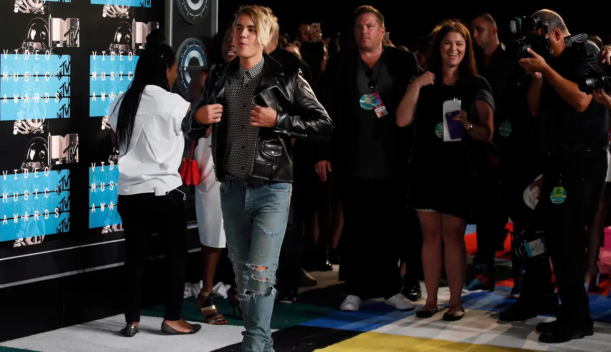 Justin Bieber saat tiba di MTV Video Music Awards 2015, Los Angeles , California,minggu (30/8/2015). Ia akan tampil dalam acara MTV Video Music Awards 2015. (REUTERS/Danny Moloshok)