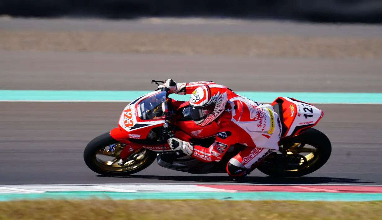 Pembalap Astra Honda Racing Team (AHRT), Rheza Danica Ahrens saat berlomba pada Race 1 kelas Asia Production 250 (AP250) pada ajang Asia Road Racing Championship (ARRC) 2023 di Sirkuit Mandalika, Lombok, Sabtu (12/8/2023). (Dok. AHRT)