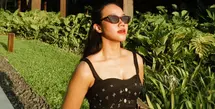 Yura Yunita buktikan bahwa wastra bukan hanya sekadar busana panggung atau formal semata. Melainkan bisa dipakai untuk liburan [@yurayunita]