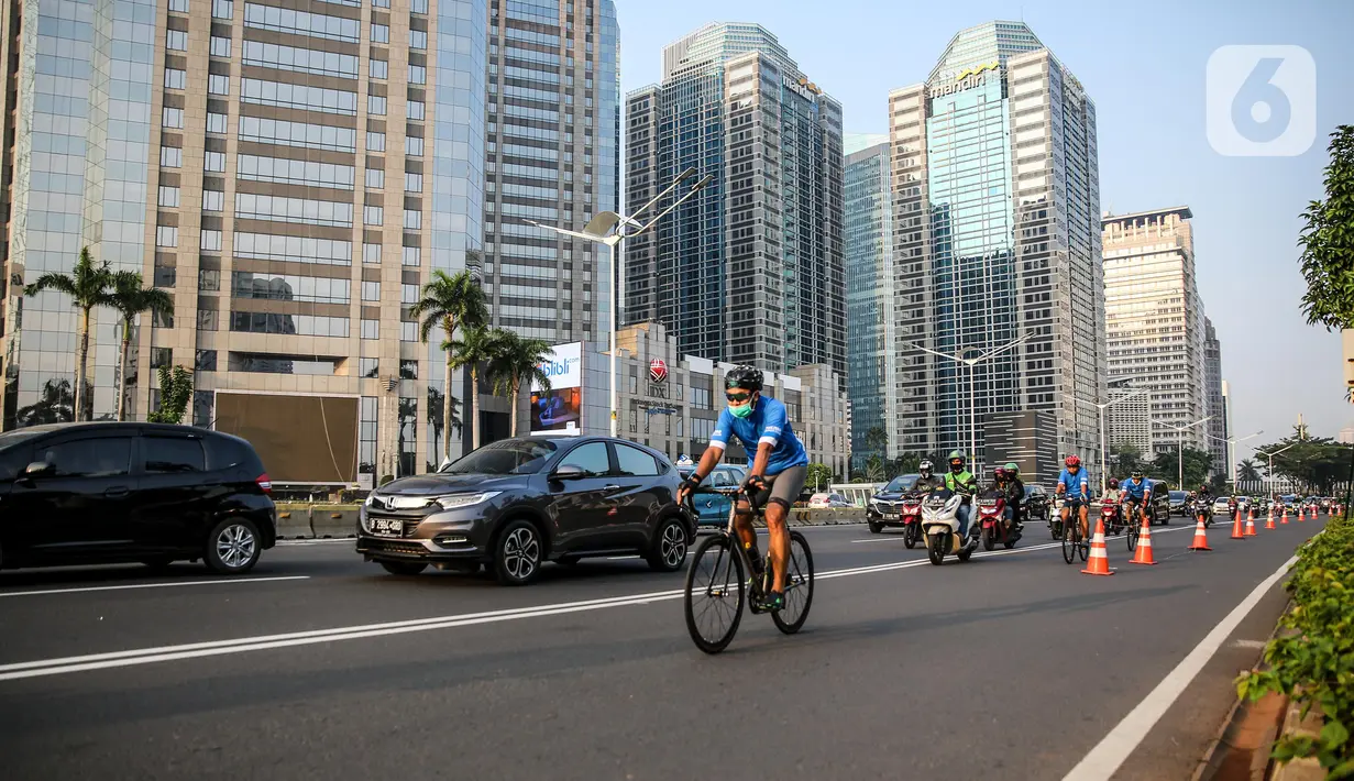 Warga menggunakan sepeda di jalur khusus sepeda di kawasan Jalan Sudirman, Jakarta, Selasa (14/7/2020). Keputusan tersebut ditetapkan, lantaran masih banyak pesepeda dan pejalan kaki di kawasan itu. (Liputan6.com/Faizal Fanani)