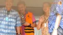 Andi Mallarangeng tampak tertawa setelah mendapat sebuah buku dari adiknya. (Liputan6.com/ Abdul Aziz Prastowo)