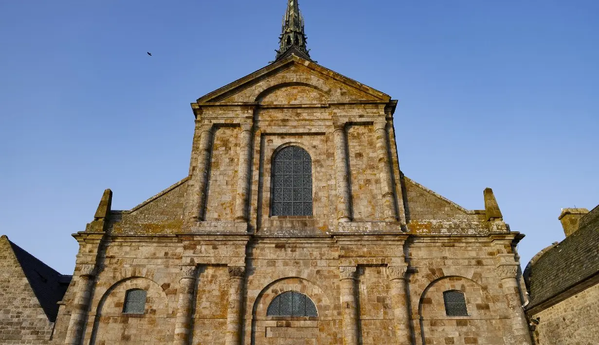 <p>Pulau Mont-Saint-Michel merupakan salah satu destinasi wisata paling populer di luar Paris. Tampat ini menarik 2,8 juta pengunjung tahun lalu, termasuk 1,3 juta orang untuk mendatangi Biara Mont-Saint-Michel. (Ludovic MARIN/POOL/AFP)</p>