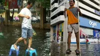 Potret orang enggak mau basah saat banjir ini kocak (sumber: 1cak.com)