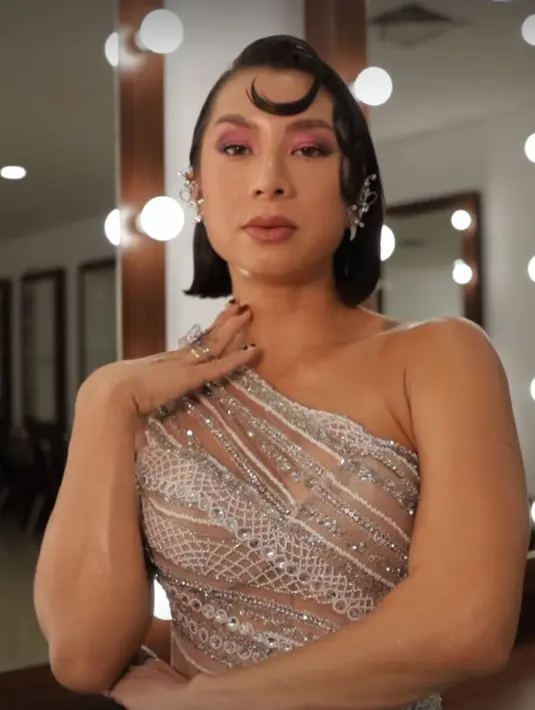 Sementara rambut pendeknya ditata dengan gaya sleek dan poni melengkung di bagian depan [@jenniferbachdim]