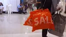 Pembeli membawa belanjaan saat midnight sale di gerai Debenhams, Senayan City, Jakarta, Sabtu (30/12). Tutupnya gerai Debenhams karena perubahan gaya berbelanja masyarakat. (Liputan6.com/Fery Pradolo)