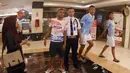 Seorang petugas keamanan mengajak berfoto pemain Sriwijaya FC, Titus Bonai di Hotel Bidakara jelang Final Piala Presiden 2015 melawan Persib, Minggu (18/10/2015). (Bola.com/Nicklas Hanoatubun)