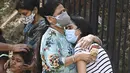 Kerabat meratapi orang yang mereka cintai meninggal karena COVID-19 di luar kamar mayat di New Delhi, India, Senin (24/5/2021). Kematian akibat COVID-19 di India telah menembus 300 ribu orang. (Money SHARMA/AFP)