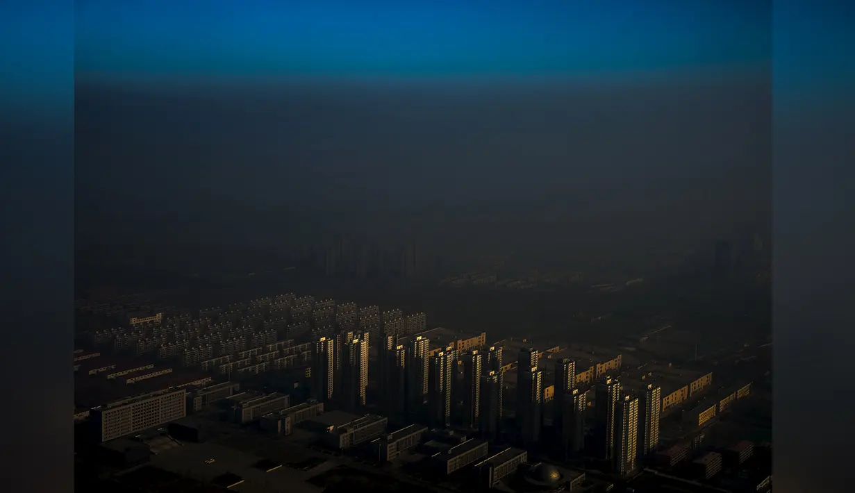 Foto ini menggambarkan pemandangan sebuah kota di China utara yang diselimuti kabut, Tianjin, (10/12/2015). Foto kategori Contemporary Issues karya Zhang Lei berjudul 'Haze in China' menjadi pemenang '1st prize singles'. (Reuters via WPP)
